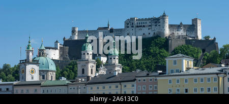 Les toits, les tours jumelles de la Cathédrale, La Citadelle du château, Salzbourg, Autriche, Europe Banque D'Images