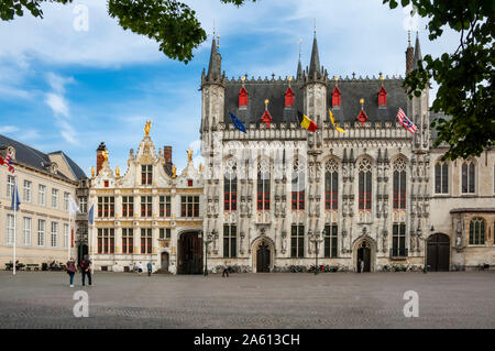 Le 14ème siècle l'Hôtel de ville (Stadhuis), les drapeaux nationaux, place Burg, Brugge, UNESCO World Heritage Site, Flandre occidentale, Belgique, Europe Banque D'Images