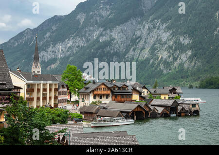 Avis de maisons du xvie siècle d'Hallstatt, classée au Patrimoine Mondial de l'UNESCO, sur les rives du lac Hallstattersee, dans région du Salzkammergut, Autriche, Europe Banque D'Images