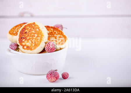 Close-up of syrniki - Fédération de dessert avec des fraises crêpes de fromage cottage Banque D'Images