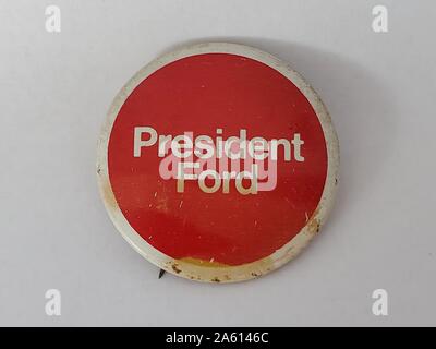 Bouton ou badge rouge et blanc avec le texte « Président Ford » publié par la campagne présidentielle Gerald Ford, États-Unis d'Amérique, 1976. () Banque D'Images