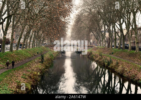 TOULOUSE, FRANCE - 30 décembre 2016 : une vue sur le Canal de Brienne à Toulouse, en France, qui relie la Garonne avec le Canal du Midi et Banque D'Images