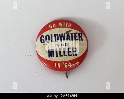 Bouton ou badge rouge, blanc et bleu avec le texte « Go With Goldwater and Miller in '64, » publié par la campagne présidentielle Barry Goldwater, États-Unis d'Amérique, 1964. () Banque D'Images