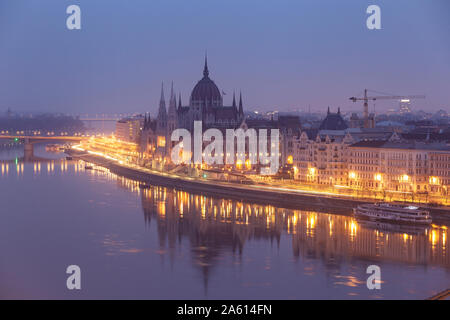 Assis sur les rives du Danube, le bâtiment du parlement hongrois date de la fin du xixe siècle, l'UNESCO, Budapest, Hongrie, Europe Banque D'Images