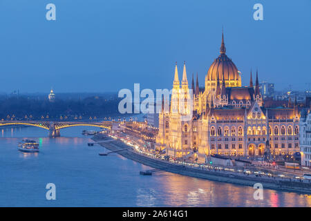 Assis sur les rives du Danube, le bâtiment du parlement hongrois date de la fin du xixe siècle, l'UNESCO, Budapest, Hongrie, Europe Banque D'Images