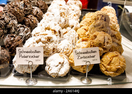 Schneeball ou Schneeballen (Snowball) pâte avec du sucre en poudre (puderzucker) et la cannelle sucre (zimtzucker), une spécialité locale à Rothenburg ob der Banque D'Images