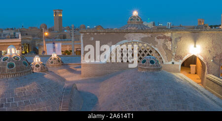 Amir Sultan Ahmad Bathhouse, dômes de toit au coucher du soleil, Kashan, Ispahan Province, République islamique d'Iran, Moyen-Orient Banque D'Images