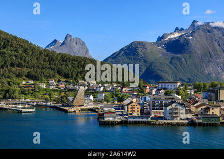 Andalsnes, ville, montagnes, vue surélevée sur un navire de croisière Le Romsdalsfjord (Romsdal Fjord), Été, More og Romsdal, Norway, Scandinavia, Europe Banque D'Images