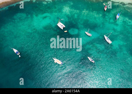 Vue aérienne par drone de voiliers et catamarans amarrés dans la mer des Caraïbes, Antilles, Antilles, Caraïbes, Amérique Centrale Banque D'Images
