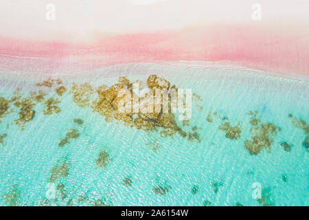 Les vagues de la mer turquoise s'écraser sur la plage de sable rose de drone au-dessus, des Caraïbes, Antilles, Antilles, Caraïbes, Amérique Centrale Banque D'Images