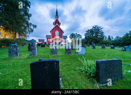 Pierres tombales dans le cimetière de l'Église, Veoy Solsnes, Municipalité de Molde, More og Romsdal County, Norway, Scandinavia, Europe Banque D'Images