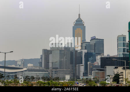 Vue de détail sur l'île de Hongkong Skyline avec tour centrale, entouré de bâtiments et sur le port jour brumeux. Hong Kong, Chine, Asie Banque D'Images