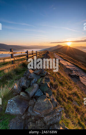 Lever de soleil au-dessus de perdre Hill et retour de Tor, le parc national de Peak District, Derbyshire, Angleterre, Royaume-Uni, Europe Banque D'Images