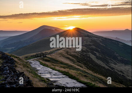 Le soleil se lever au-dessus de perdre Hill et retour de Tor, le parc national de Peak District, Derbyshire, Angleterre, Royaume-Uni, Europe Banque D'Images