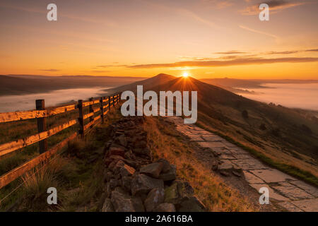 Lever du soleil au-dessus de perdre Hill et retour de Mam Tor Tor, le parc national de Peak District, Derbyshire, Angleterre, Royaume-Uni, Europe Banque D'Images