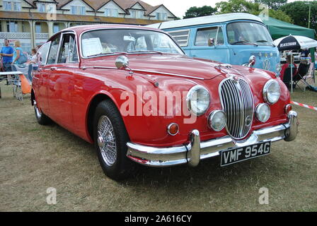 Une Jaguar Mk2 de 1968 jusqu'en stationnement sur l'affichage à l'English Riviera Classic Car Show, Paignton, Devon, Angleterre, Royaume-Uni. Banque D'Images