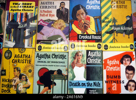 Affichage de la vintage Agatha Christie et 10/18. Fontana books 1950 couvercles. Banque D'Images