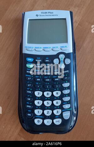 Gros plan de la calculatrice graphique TI84+ de Texas instruments, vers 2010, une calculatrice standard fréquemment utilisée dans les écoles et sur des tests standardisés, y compris SAT, San Ramon, Californie, 27 août 2019. () Banque D'Images