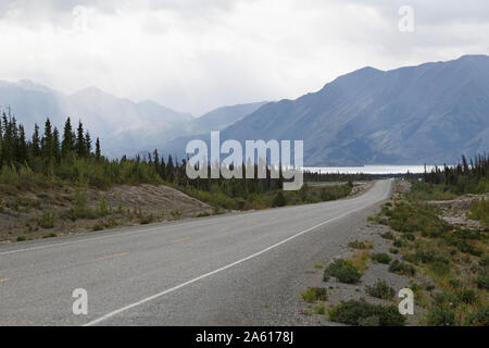 L'autoroute avec une vue sur la chaîne de montagnes Saint Elias dans la réserve de parc national Kluane, Yukon, Canada, Amérique du Nord Banque D'Images