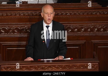 Tunis, Tunisie. 23 Oct, 2019. Le Président nouvellement élu de la Tunisie Kais Saied prête serment à l'Assemblée des représentants du peuple a son siège à Tunis, Tunisie, le 23 octobre 2019. Conformément à l'article 76 de la Constitution tunisienne, le président élu a prêté serment pour les cinq ans avant d'assumer son devoir en tant que président. Saied a remporté le deuxième tour de l'élection présidentielle du 13 octobre avec 72,71  % des voix contre 27,29  % obtenu par son adversaire Nabil Karoui, un homme d'affaires. Credit : Adele Ezzine/Xinhua/Alamy Live News Banque D'Images