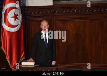 Tunis, Tunisie. 23 Oct, 2019. Le Président nouvellement élu de la Tunisie Kais Saied prête serment à l'Assemblée des représentants du peuple a son siège à Tunis, Tunisie, le 23 octobre 2019. Conformément à l'article 76 de la Constitution tunisienne, le président élu a prêté serment pour les cinq ans avant d'assumer son devoir en tant que président. Saied a remporté le deuxième tour de l'élection présidentielle du 13 octobre avec 72,71  % des voix contre 27,29  % obtenu par son adversaire Nabil Karoui, un homme d'affaires. Credit : Adele Ezzine/Xinhua/Alamy Live News Banque D'Images