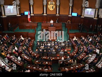 Tunis, Tunisie. 23 Oct, 2019. Le Président nouvellement élu de la Tunisie Kais Saied donne son discours à l'Assemblée des représentants du peuple a son siège à Tunis, Tunisie, le 23 octobre 2019. Conformément à l'article 76 de la Constitution tunisienne, le président élu a prêté serment pour les cinq ans avant d'assumer son devoir en tant que président. Saied a remporté le deuxième tour de l'élection présidentielle du 13 octobre avec 72,71  % des voix contre 27,29  % obtenu par son adversaire Nabil Karoui, un homme d'affaires. Credit : Adele Ezzine/Xinhua/Alamy Live News Banque D'Images