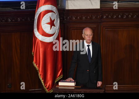 Tunis, Tunisie. 23 Oct, 2019. Le Président nouvellement élu de la Tunisie Kais Saied prête serment à l'Assemblée des représentants du peuple a son siège à Tunis, Tunisie, le 23 octobre 2019. Conformément à l'article 76 de la Constitution tunisienne, le président élu a prêté serment pour les cinq ans avant d'assumer son devoir en tant que président. Saied a remporté le deuxième tour de l'élection présidentielle du 13 octobre avec 72,71  % des voix contre 27,29  % obtenu par son adversaire Nabil Karoui, un homme d'affaires. Credit : Adele Ezzine/Xinhua/Alamy Live News Banque D'Images