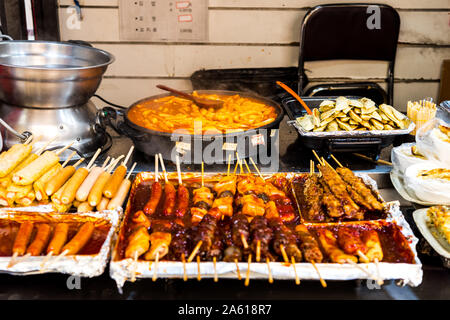 L'alimentation de rue en Corée, gâteau de riz épicé, BBQ, et de poisson et frites, gâteau de boulettes. Banque D'Images