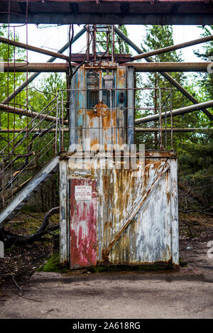 Rusty abandonné à l'ascenseur haut de duga en radar, Tchernobyl Pripyat Banque D'Images