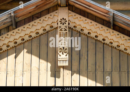 Éléments décoratifs sculptés de la voûte du toit de l'ancienne église orthodoxe. Vue de bas en haut. Banque D'Images