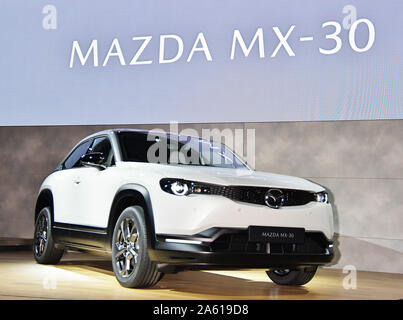 Tokyo, Japon. 23 Oct, 2019. Véhicule électrique Mazda MX-30 est visible sur l'affichage à la 46ème Salon automobile de Tokyo à Tokyo, Japon le mercredi, Octobre 23, 2019. Japan Automobile Manufacturers Association hold 'Tokyo Motor Show 2019' et 'avenir Expo' parallèlement, l'objectif de 1 millions de visiteurs. Expo' "avenir de l'espace libre qui est apprécié par les enfants et tout simplement l'amant par la collaboration avec des entreprises et organisations en dehors de l'industrie automobile qui peut être expérimenté. Photo par Keizo Mori/UPI UPI : Crédit/Alamy Live News Crédit : UPI/Alamy Live News Banque D'Images