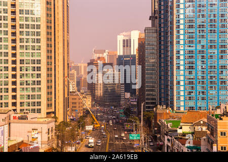 Séoul paysages urbains, d'horizon, des tours d'immeubles de bureaux et de gratte-ciel dans la ville de Seoul Myeongdong le matin, vue de la montagne Namsan dans sou Banque D'Images