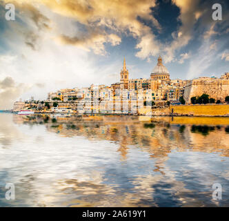 Vue panoramique sur le port de Marsamxett et de La Valette à Malte au coucher du soleil avec la réflexion Banque D'Images