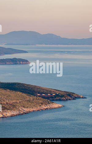 Paysage de Lekuresi heure Golden Castle, Saranda, Albanie avec vue sur la côte de la mer Adriatique, avec ciel de printemps clair de brume du soir, Corcyre île en Grèce dans l'arrière-plan Banque D'Images