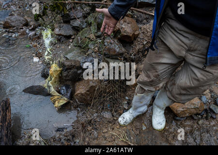 L'arbre, l'Iran. 22 octobre, 2019. Un filet de pêche enterré par les glissements de terrain causés par les inondations.Des pluies diluviennes ont causé des glissements de terrain et des inondations dans la ville de l'arbre. Plusieurs ponts se sont effondrés et les routes des trois cents ménages du village d'Visrood ont été bloqués. L'inondation a endommagé des maisons et des fermes. L'arbre est une ville dans l'ouest de la province de Guilan. Credit : SOPA/Alamy Images Limited Live News Banque D'Images