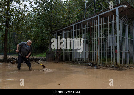 L'arbre, l'Iran. 22 octobre, 2019. Un homme travaille à sa cour inondée.De fortes pluies ont causé des glissements de terrain et des inondations dans la ville de l'arbre. Plusieurs ponts se sont effondrés et les routes des trois cents ménages du village d'Visrood ont été bloqués. L'inondation a endommagé des maisons et des fermes. L'arbre est une ville dans l'ouest de la province de Guilan. Credit : SOPA/Alamy Images Limited Live News Banque D'Images