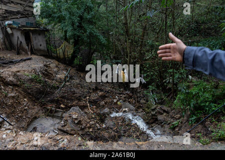 L'arbre, l'Iran. 22 octobre, 2019. Les glissements de terrain causés par des inondations dans le village de Visrood.De fortes pluies ont causé des glissements de terrain et des inondations dans la ville de l'arbre. Plusieurs ponts se sont effondrés et les routes des trois cents ménages du village d'Visrood ont été bloqués. L'inondation a endommagé des maisons et des fermes. L'arbre est une ville dans l'ouest de la province de Guilan. Credit : SOPA/Alamy Images Limited Live News Banque D'Images