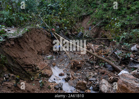 L'arbre, l'Iran. 22 octobre, 2019. Les glissements de terrain causés par des inondations dans le village de Visrood.De fortes pluies ont causé des glissements de terrain et des inondations dans la ville de l'arbre. Plusieurs ponts se sont effondrés et les routes des trois cents ménages du village d'Visrood ont été bloqués. L'inondation a endommagé des maisons et des fermes. L'arbre est une ville dans l'ouest de la province de Guilan. Credit : SOPA/Alamy Images Limited Live News Banque D'Images