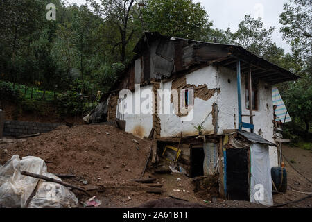 L'arbre, l'Iran. 22 octobre, 2019. Une maison détruite par les glissements de terrain causés par les inondations.Des pluies diluviennes ont causé des glissements de terrain et des inondations dans la ville de l'arbre. Plusieurs ponts se sont effondrés et les routes des trois cents ménages du village d'Visrood ont été bloqués. L'inondation a endommagé des maisons et des fermes. L'arbre est une ville dans l'ouest de la province de Guilan. Credit : SOPA/Alamy Images Limited Live News Banque D'Images