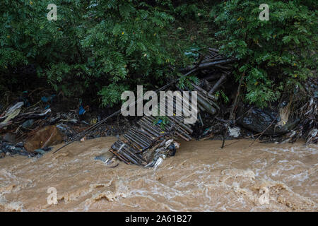 L'arbre, l'Iran. 22 octobre, 2019. Un pont détruit par les inondations.De fortes pluies ont causé des glissements de terrain et des inondations dans la ville de l'arbre. Plusieurs ponts se sont effondrés et les routes des trois cents ménages du village d'Visrood ont été bloqués. L'inondation a endommagé des maisons et des fermes. L'arbre est une ville dans l'ouest de la province de Guilan. Credit : SOPA/Alamy Images Limited Live News Banque D'Images