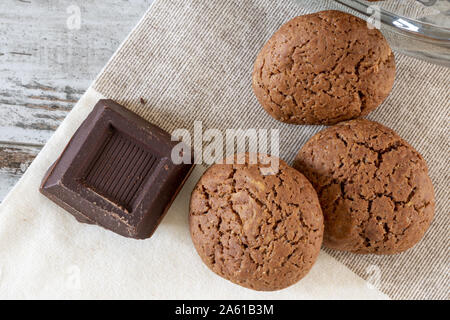 Biscotti della Nonna al cioccolato fondente interi vista dall'alto Banque D'Images