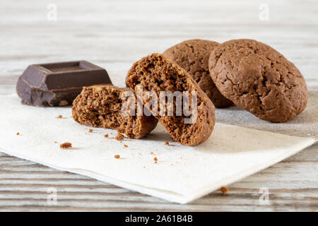 Biscotti della Nonna al cioccolato fondente e tazza da tè Banque D'Images