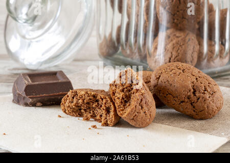 Biscotti della Nonna al cioccolato fondente con un vaso di vetro Banque D'Images