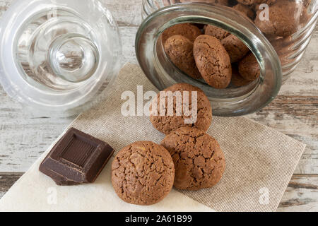 Biscotti della Nonna al cioccolato fondente con vaso vista da sopra Banque D'Images