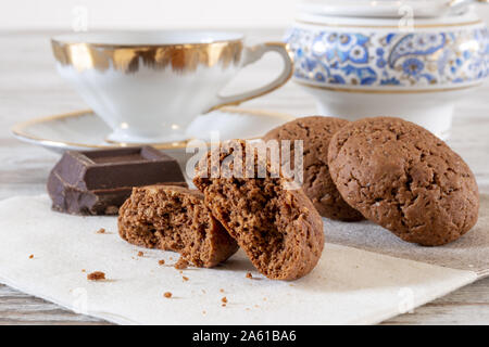 Biscotti della Nonna al cioccolato fondente e tazza da tè Banque D'Images