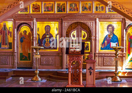 Fragment de l'iconostase dans l'Église au nom de tous les Saints dans les terres de Sibérie, brillaient, surgut, Russie - Août 10, 2019 Banque D'Images