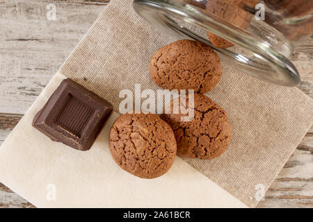 Biscotti della Nonna al cioccolato fondente vista dall'alto con vaso Banque D'Images