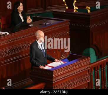 Tunis, Tunisie. 23 Oct, 2019. Le nouveau président tunisien Kais Saied prend un serment d'office après son élection surprise victoire sur les champions de l'establishment politique à Tunis.Saied, un universitaire conservateur qui n'a pas d'expérience politique qui a gagné l'appui massif des jeunes électeurs dans un ruissellement 13 octobre, a prêté serment devant les membres de l'assemblée constituante et d'autres organes de l'état. Credit : SOPA/Alamy Images Limited Live News Banque D'Images