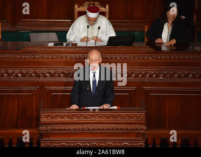 Tunis, Tunisie. 23 Oct, 2019. Le nouveau président tunisien Kais Saied prend un serment d'office après son élection surprise victoire sur les champions de l'establishment politique à Tunis.Saied, un universitaire conservateur qui n'a pas d'expérience politique qui a gagné l'appui massif des jeunes électeurs dans un ruissellement 13 octobre, a prêté serment devant les membres de l'assemblée constituante et d'autres organes de l'état. Credit : SOPA/Alamy Images Limited Live News Banque D'Images