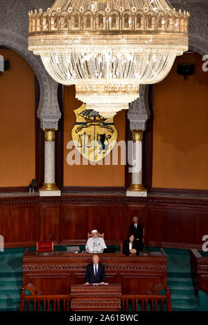 Tunis, Tunisie. 23 Oct, 2019. Le nouveau président tunisien Kais Saied prend un serment d'office après son élection surprise victoire sur les champions de l'establishment politique à Tunis.Saied, un universitaire conservateur qui n'a pas d'expérience politique qui a gagné l'appui massif des jeunes électeurs dans un ruissellement 13 octobre, a prêté serment devant les membres de l'assemblée constituante et d'autres organes de l'état. Credit : SOPA/Alamy Images Limited Live News Banque D'Images